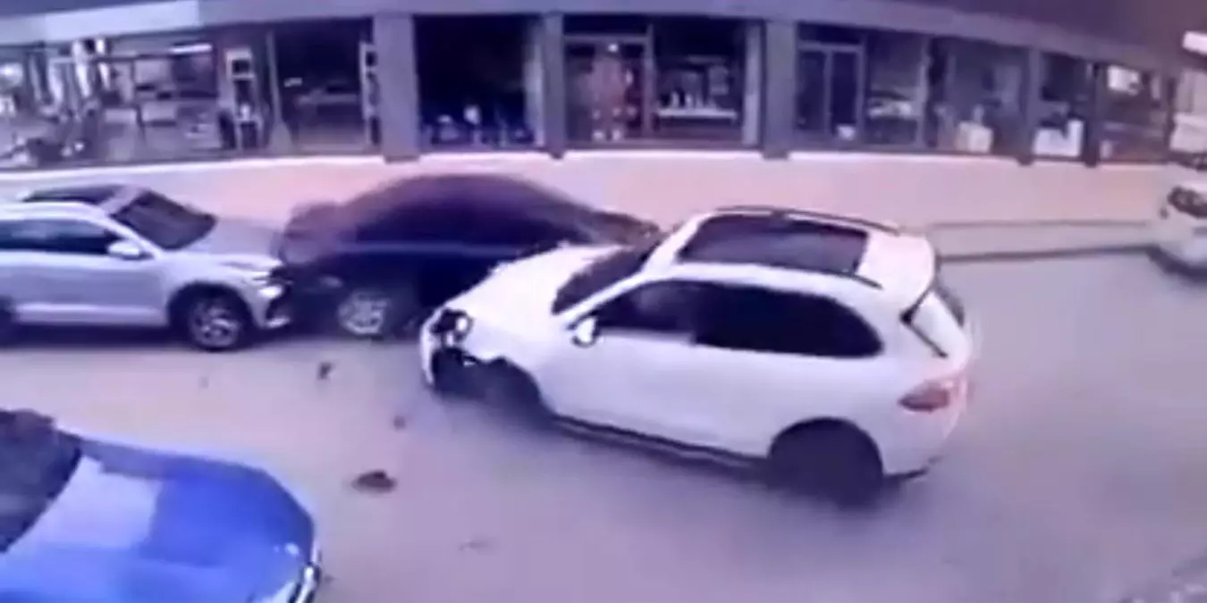 Tokat\'ta Lüks Porsche Cipin Tekerle Çarpışma Sonucu Koptu