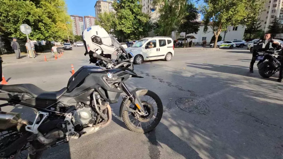 Kayseri\'de Polis Motosikleti Devrildi: 2 Yaralı