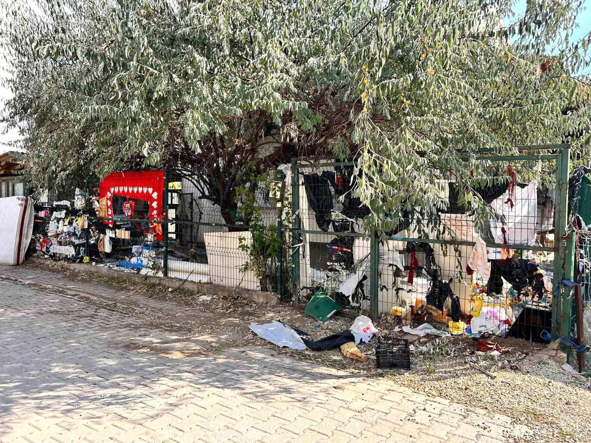 Sincan\'da Çöplük Evden Kötü Koku Yayılıyor