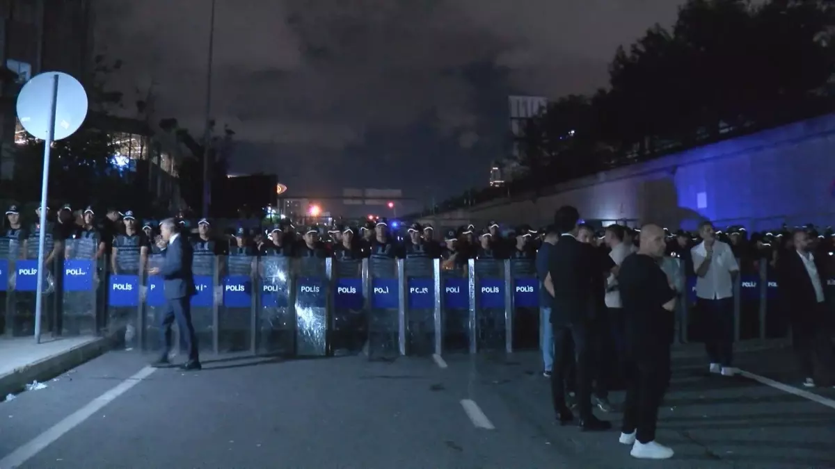 Gürsel Tekin\'in Geçici Kurul\'u CHP Binası\'na Gidiyor
