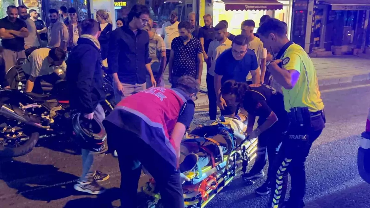 Çorlu\'da Motosikletle Minibüs Çarpıştı: 2 Genç Yaralı