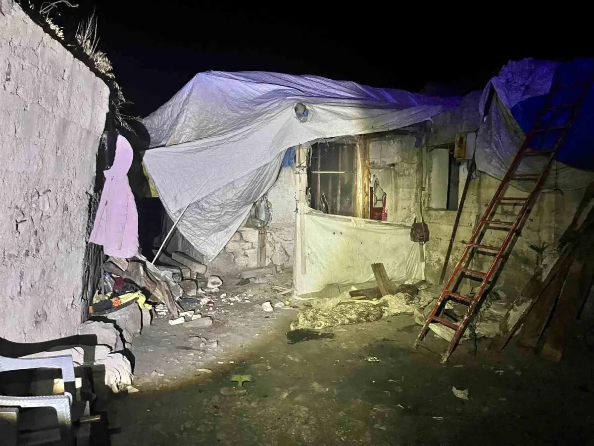 Pasinler\'de Çatı Çökmesi: 3 Ölü, 2 Yaralı