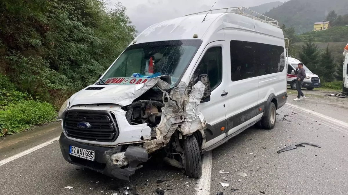 Tirebolu\'da Minibüs Kazası: 10 Yaralı