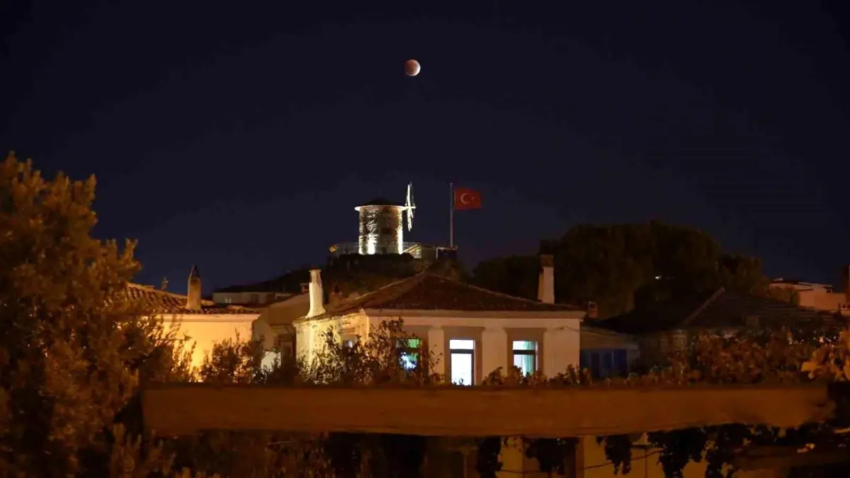 Cunda\'da Kartpostallık Ay Tutulması