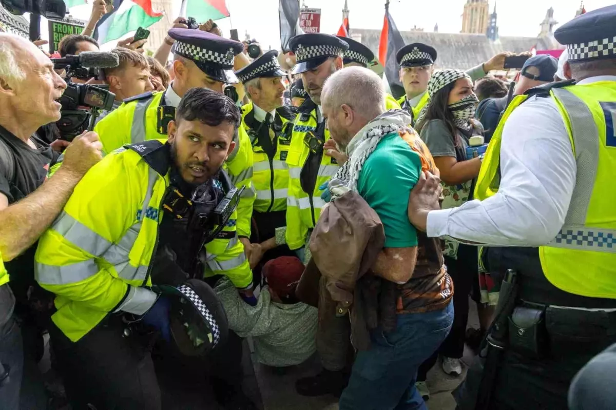 Londra\'da Filistin Destek Gösterisinde 890 Gözaltı