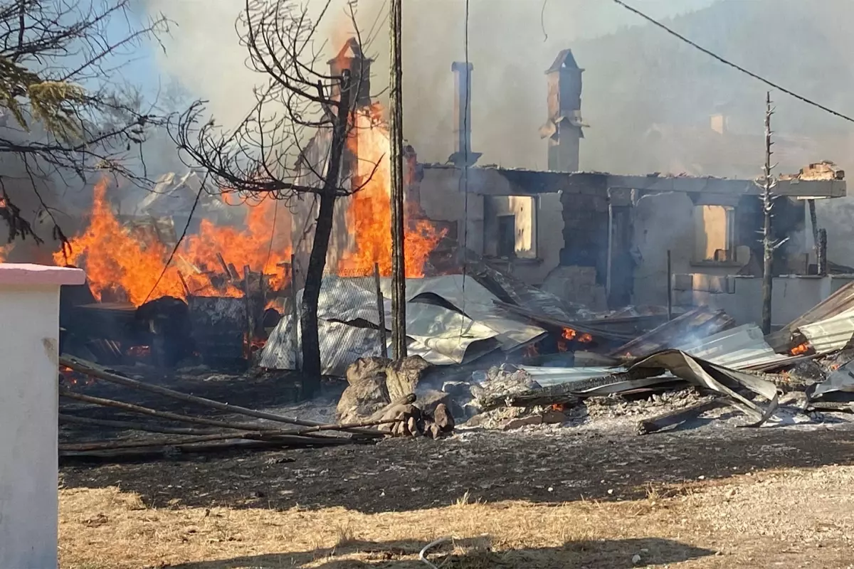 Öfkeli damat koca bir mahalleyi yaktı
