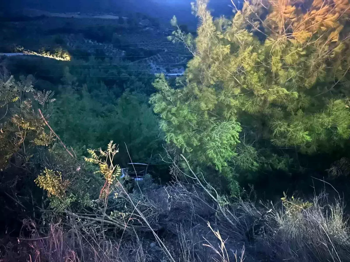 Osmaniye\'de Uçurumdan Düşen Araçta 3 Yaralı