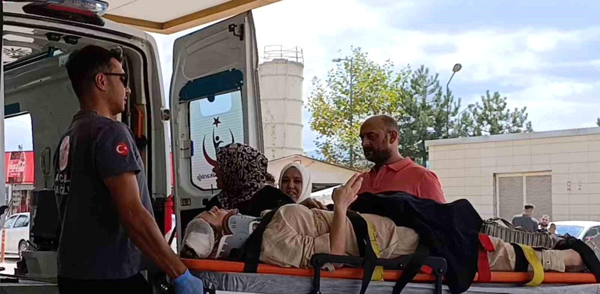 İnegöl\'de Otomobil Motosiklete Çarptı