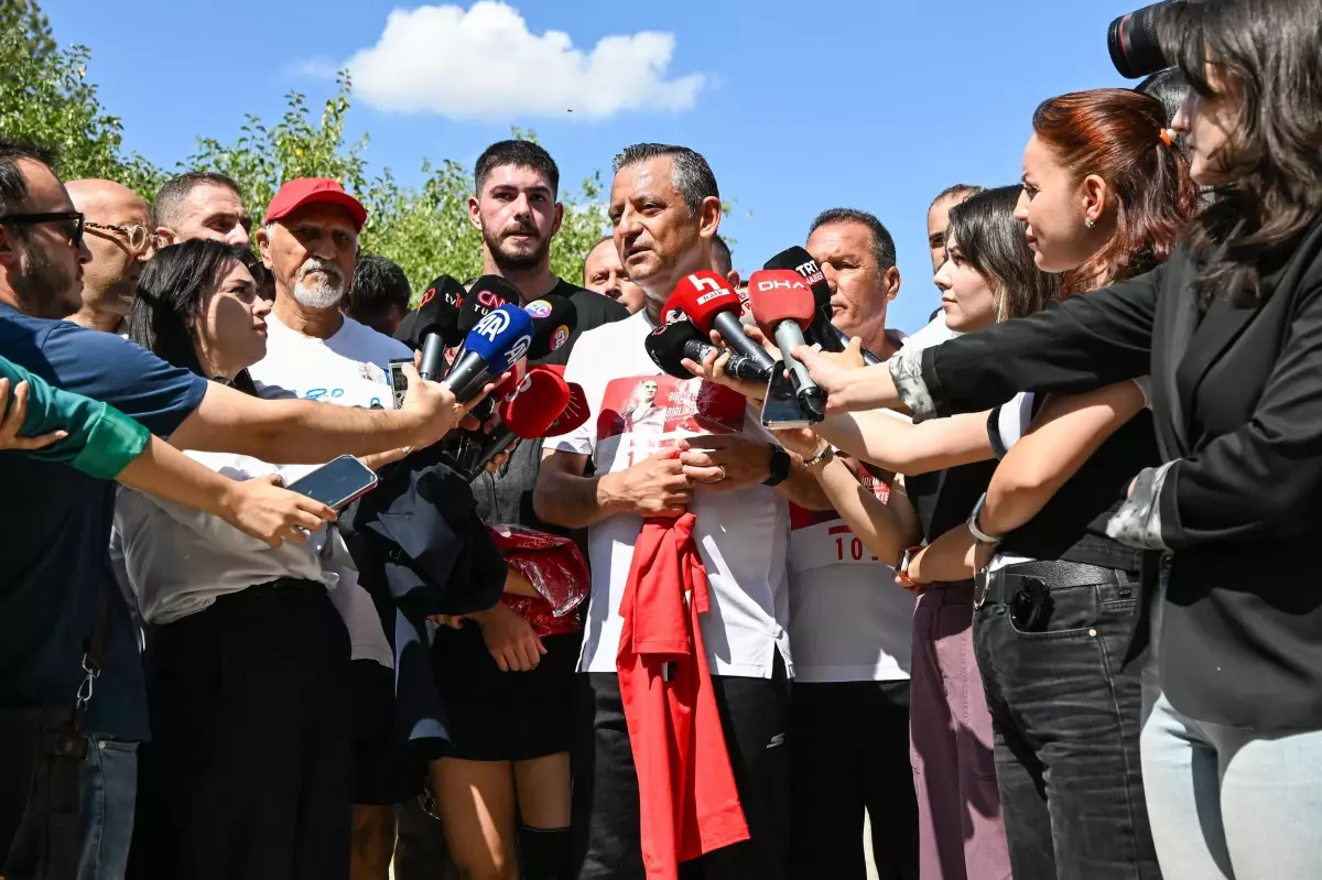 CHP Genel Başkanı Özgür Özel, \'CHP 102\'nci Yıl Koşusu\'na Katıldı