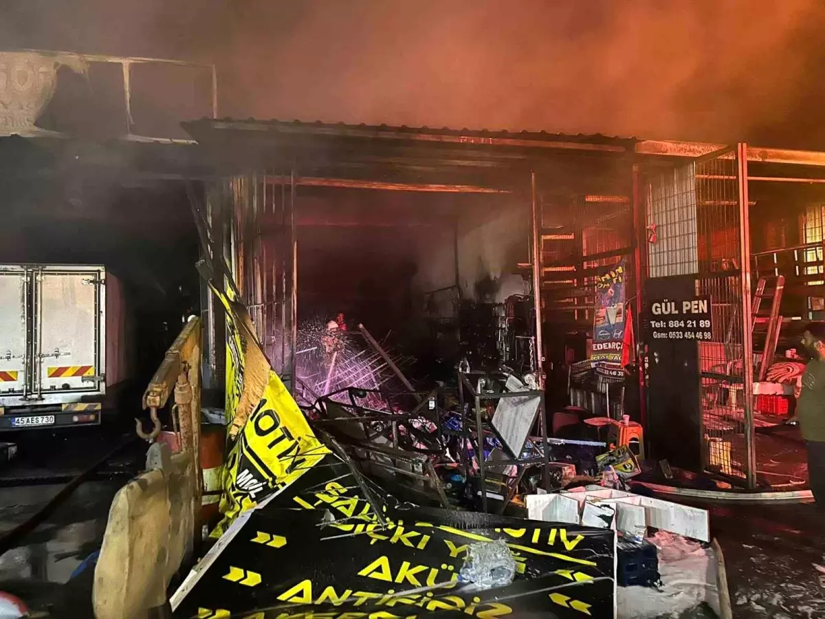 İzmir\'de Oto Tamirhanesinde Yangın: 7 İş Yeri ve 3 Araç Kül Oldu