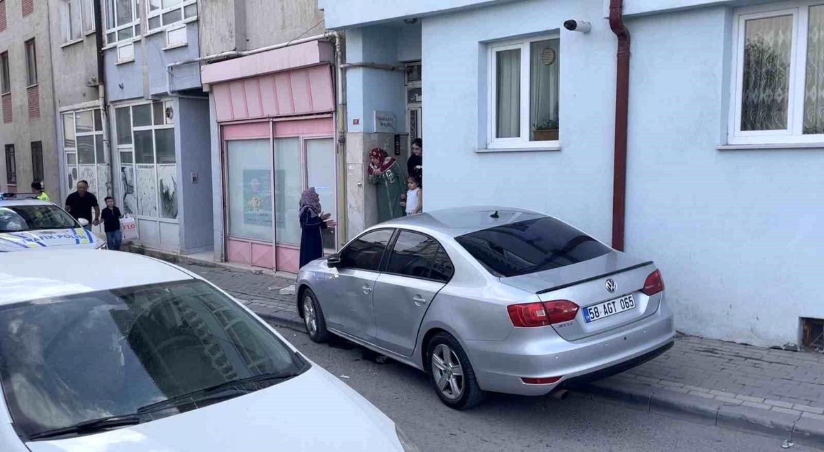 Sivas\'ta Kovalamacada Araç Apartmana Çarptı