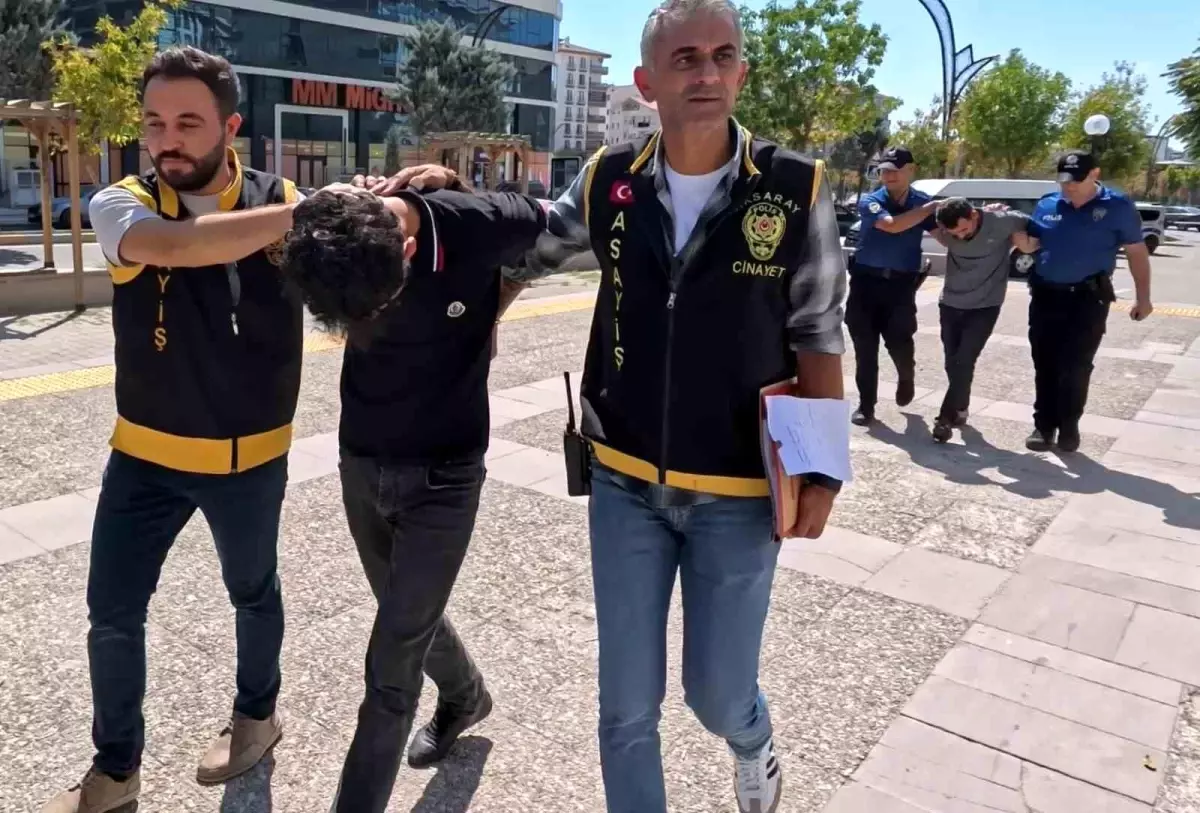 Aksaray\'da Kargaşa: Baba Oğul Polislere Saldırdı