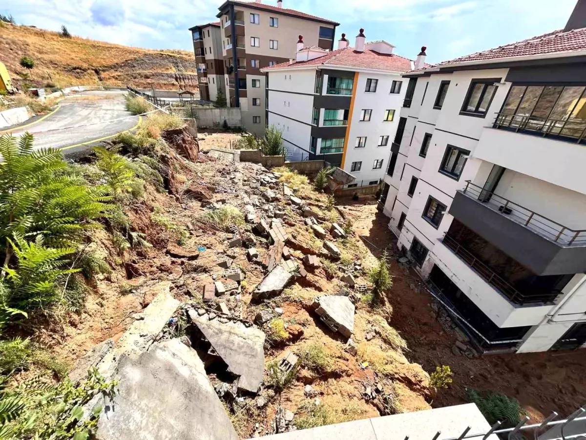 Gölbaşı\'nda İstinat Duvarı Yıkıldı