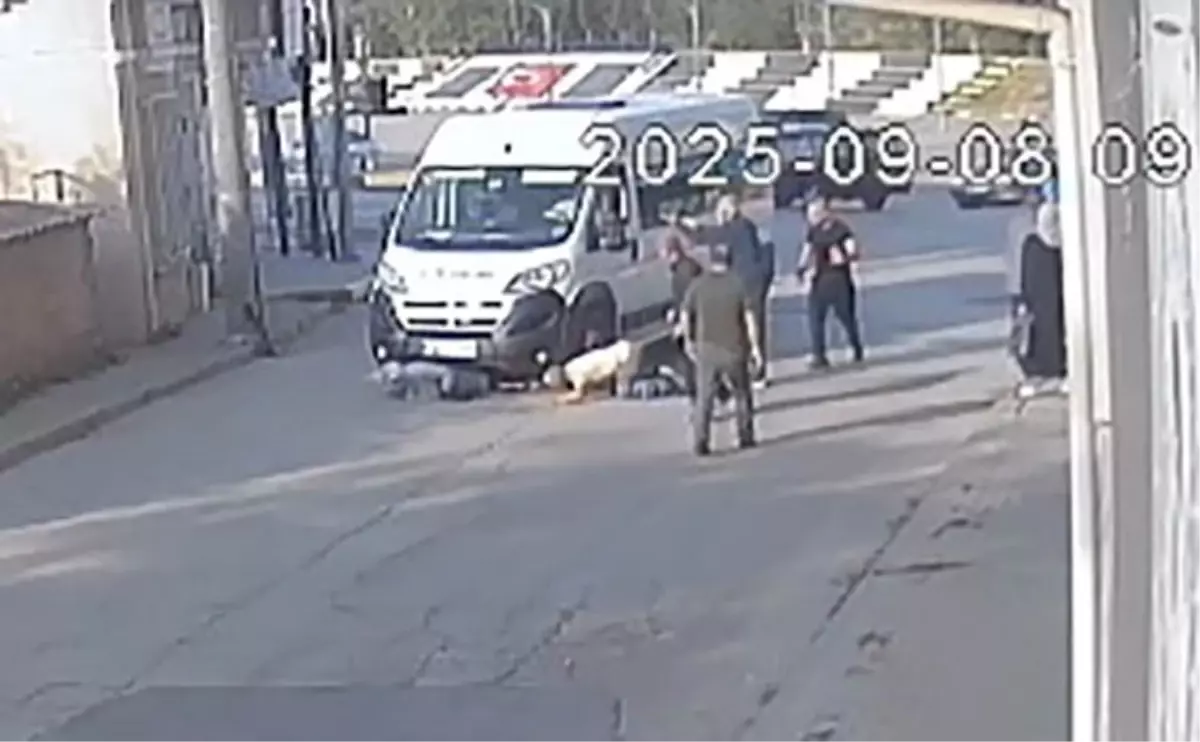 Anne ve oğlu minibüsün altında kaldı