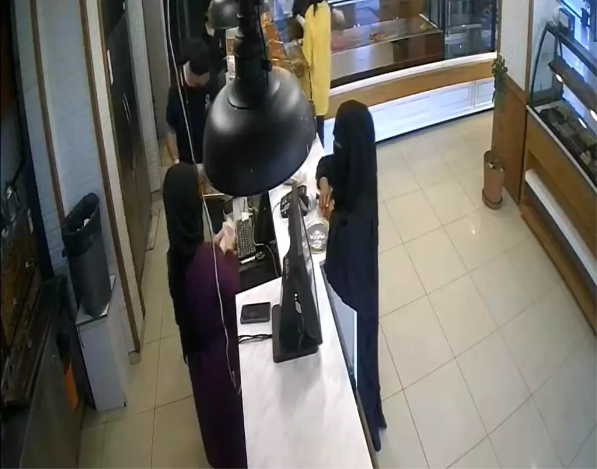 Bursa\'da Tırnakçılık Yapan 3 Kadın Yakalandı