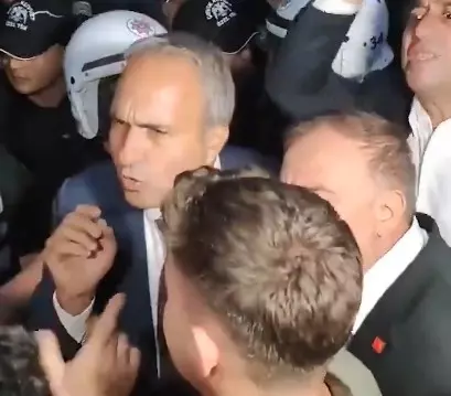 Çevik kuvvet ekipleri CHP İstanbul İl Başkanlığı önünde toplandı, arbede çıktı