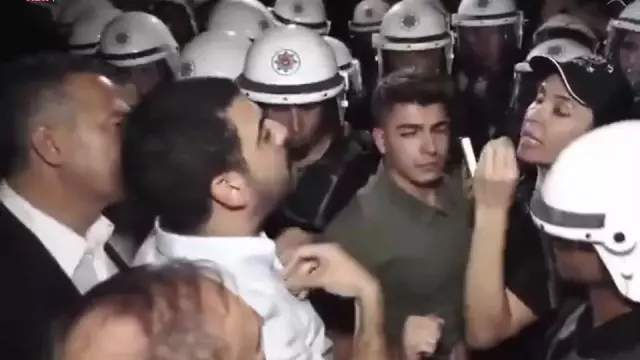Çevik kuvvet ekipleri CHP İstanbul İl Başkanlığı önünde toplandı, arbede çıktı