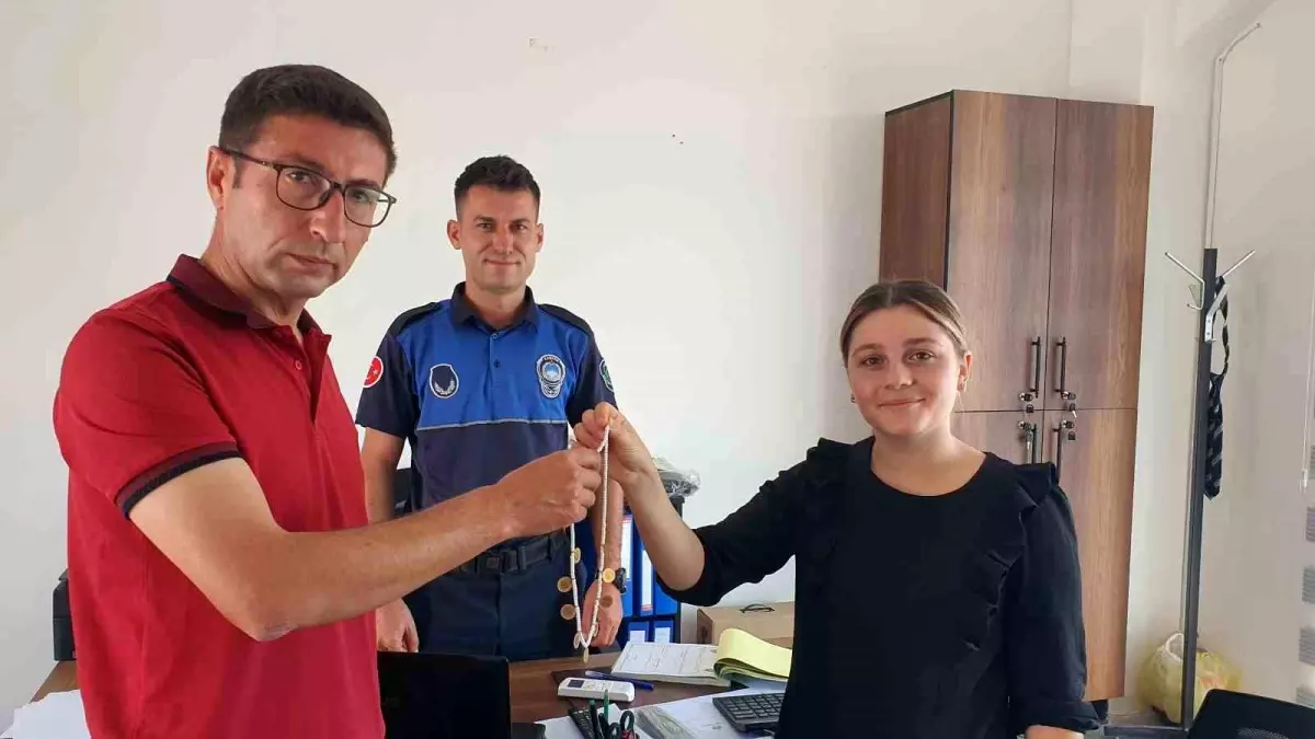 Demirci\'de Duyarlı Vatandaşların Bulduğu Altınlar Sahiplerine Teslim Edildi