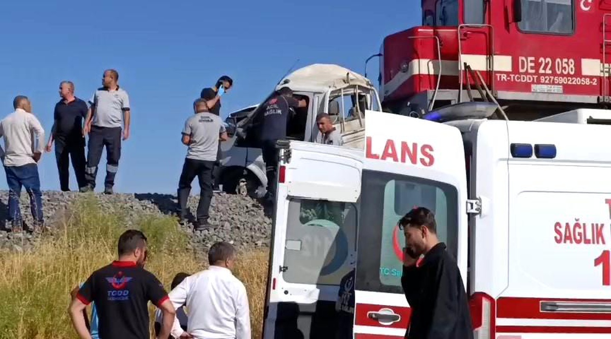 Elazığ\'da Tren Kamyonete Çarptı: 1 Yaralı