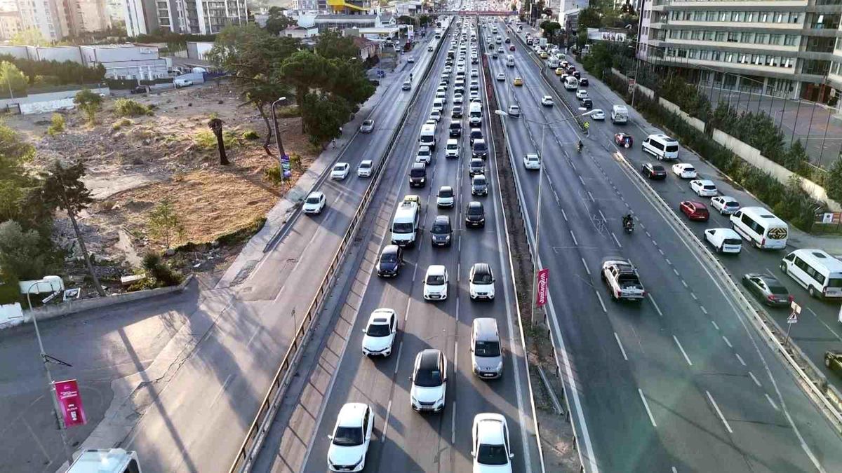 İstanbul\'da Eğitim Dönemi Trafiği Felç Etti