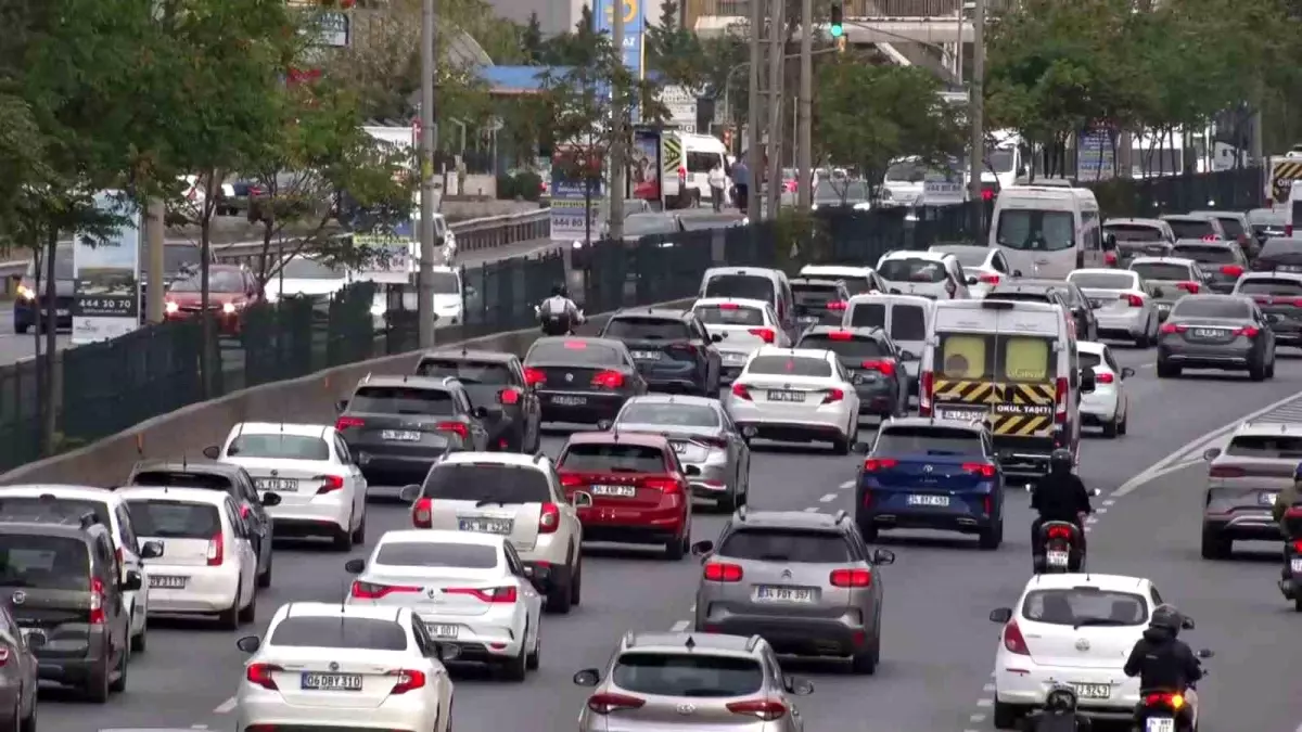 İstanbul\'da Okul Başlangıcıyla Trafik Yoğunluğu Arttı
