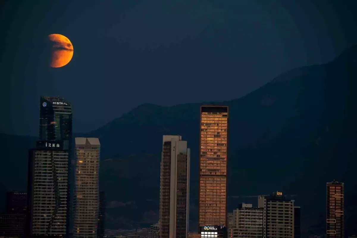 İzmir\'de Kanlı Ay Tutulması Gözlemlendi