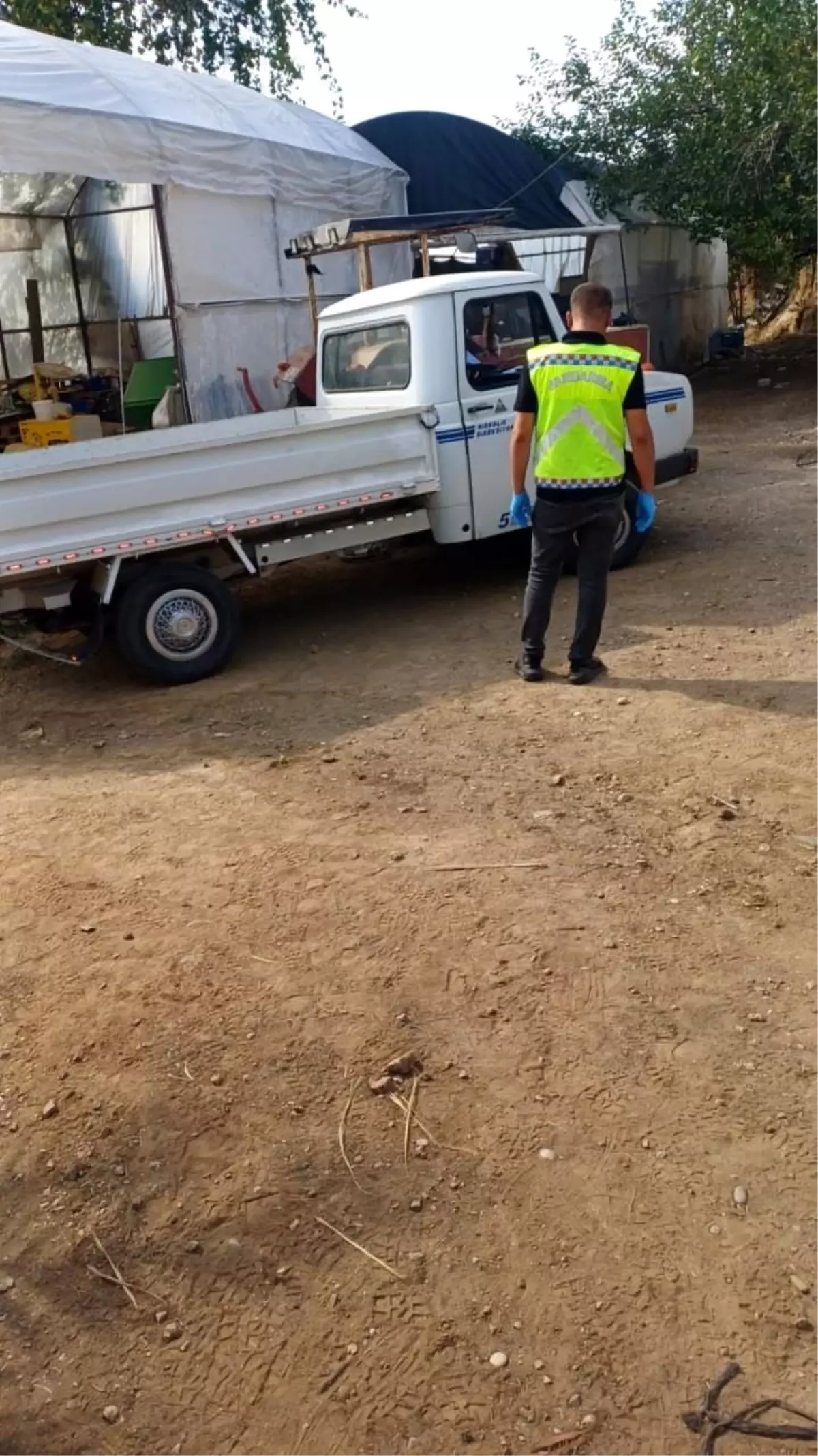 Antalya\'da Traktör ve Kamyonet Arasında Kalan Adam Hayatını Kaybetti