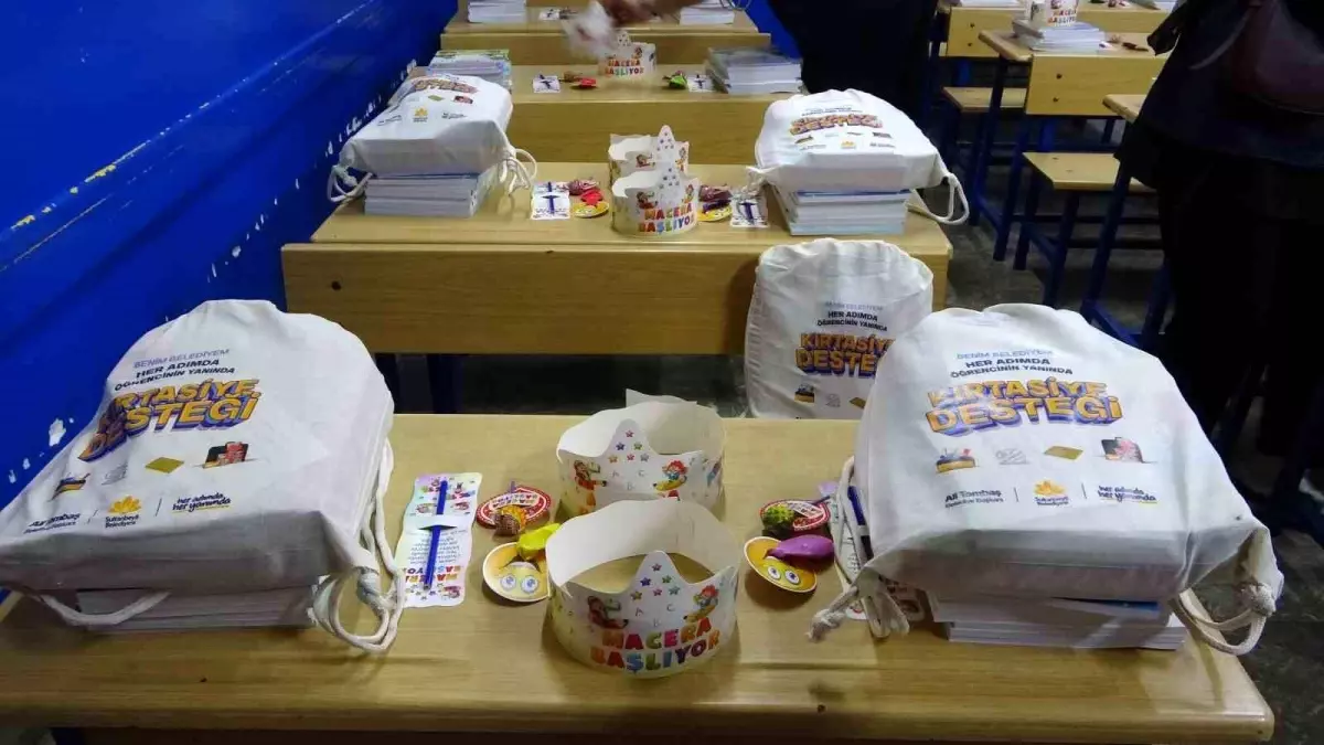 Sultanbeyli\'de 9 Bin Öğrenciye Kırtasiye Seti Hediye Edildi