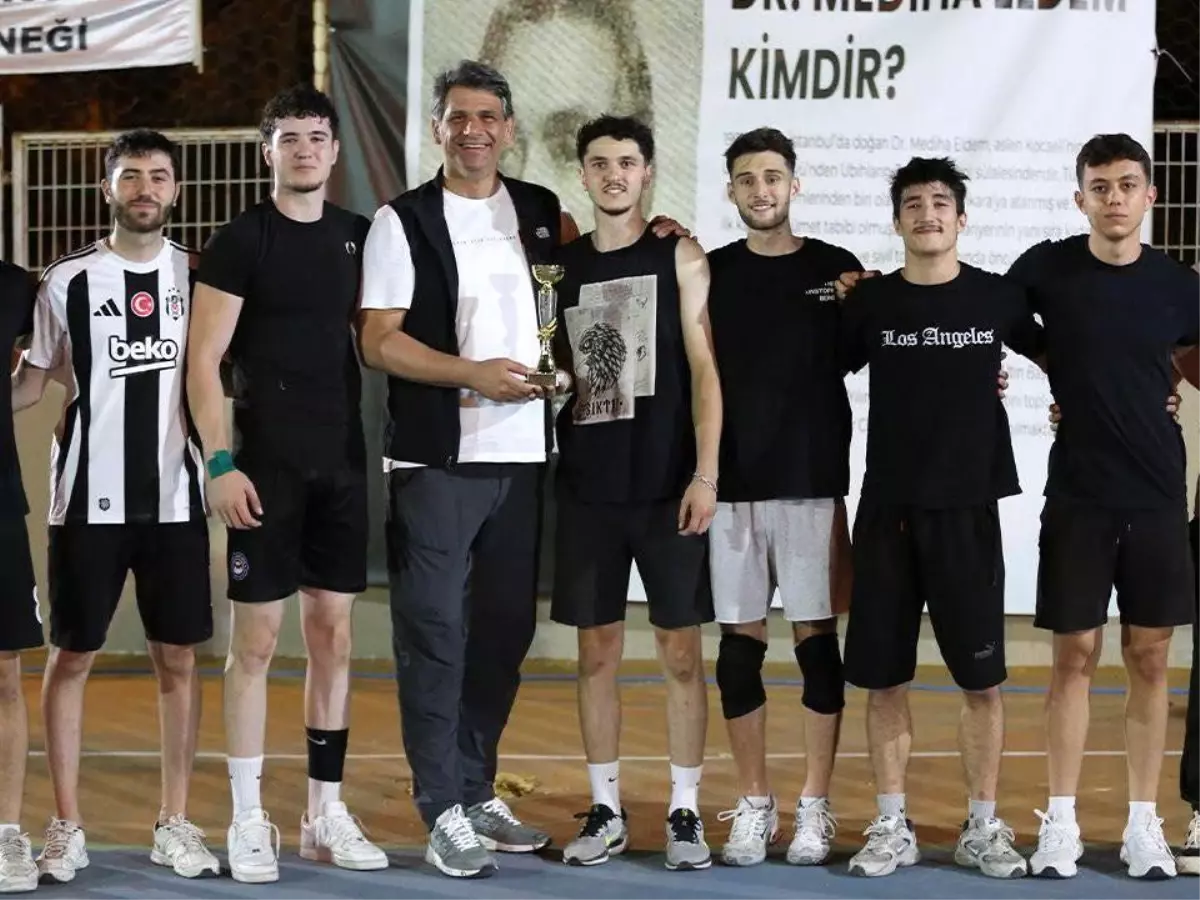 Uzuntarla\'da Voleybol Turnuvası Şampiyonu Hamle Organizasyon+1