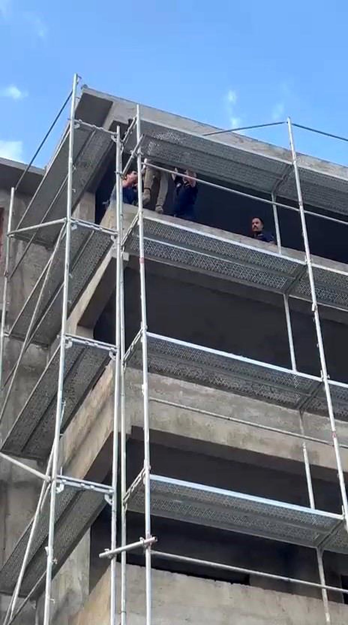Elazığ\'da İtfaiye Ekibi, İntihar Girişimindeki Şahsi İkna Etti