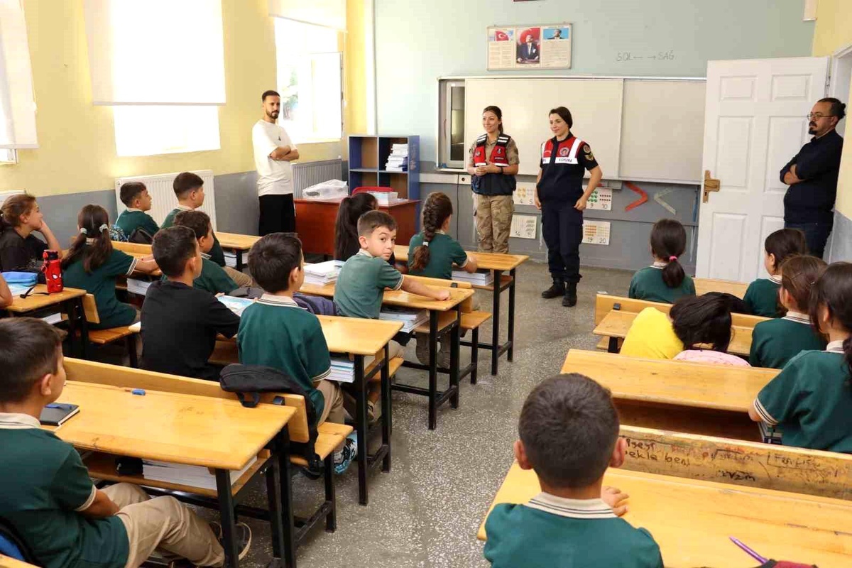 Bingöl\'de Jandarmadan Öğrencilere Destek