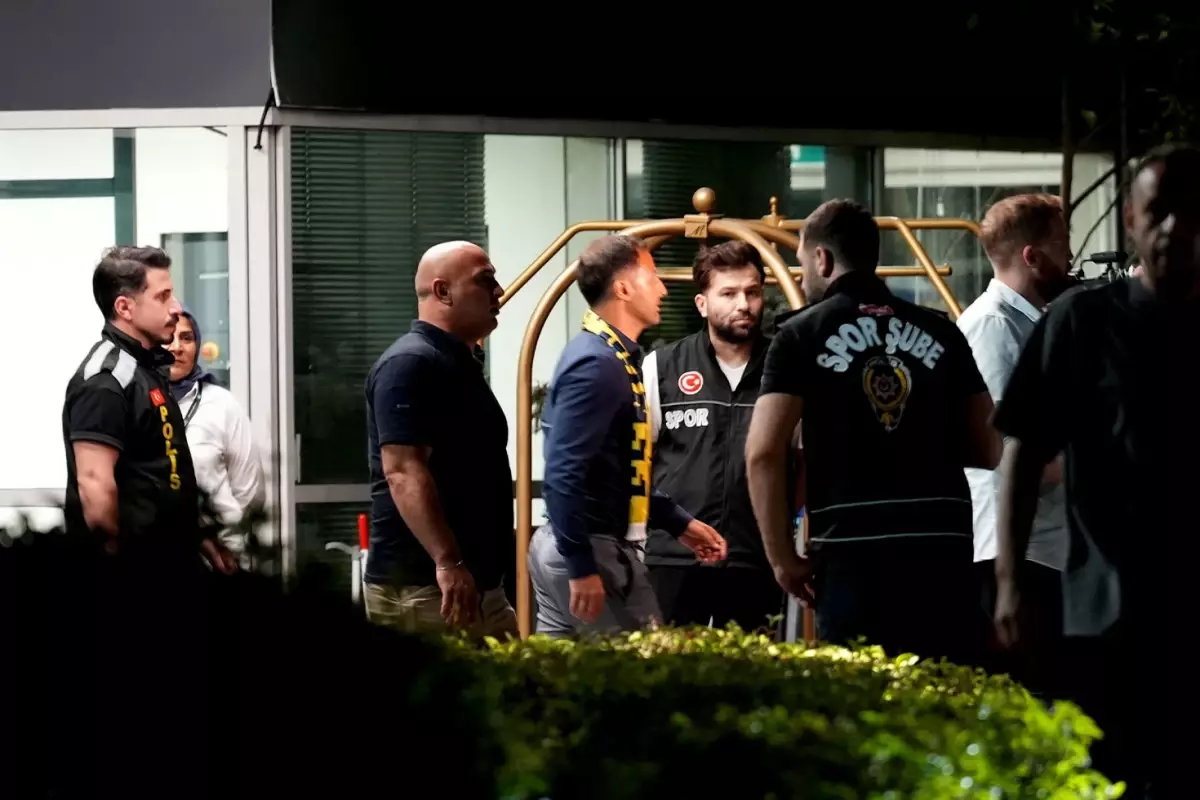 Fenerbahçe\'nin yeni teknik direktörü Domenico Tedesco, İstanbul\'a geldi