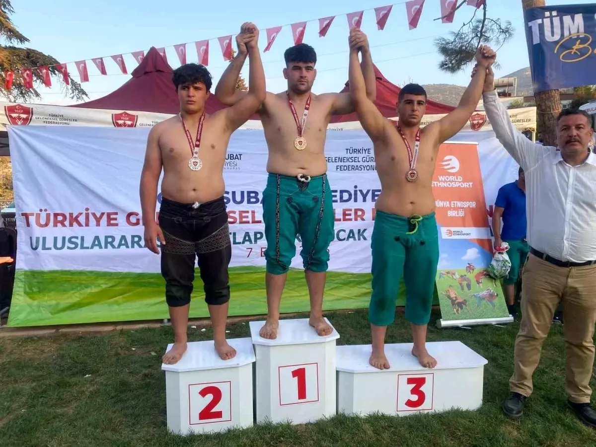 Erzincanlı Sporcular Karakucak Güreşleri\'nde Başarı Gösterdi