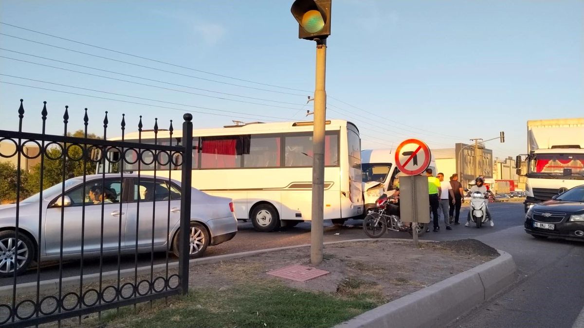 İnegöl\'de İşçi Servisi ve Minibüs Çarpıştı: 4 Yaralı