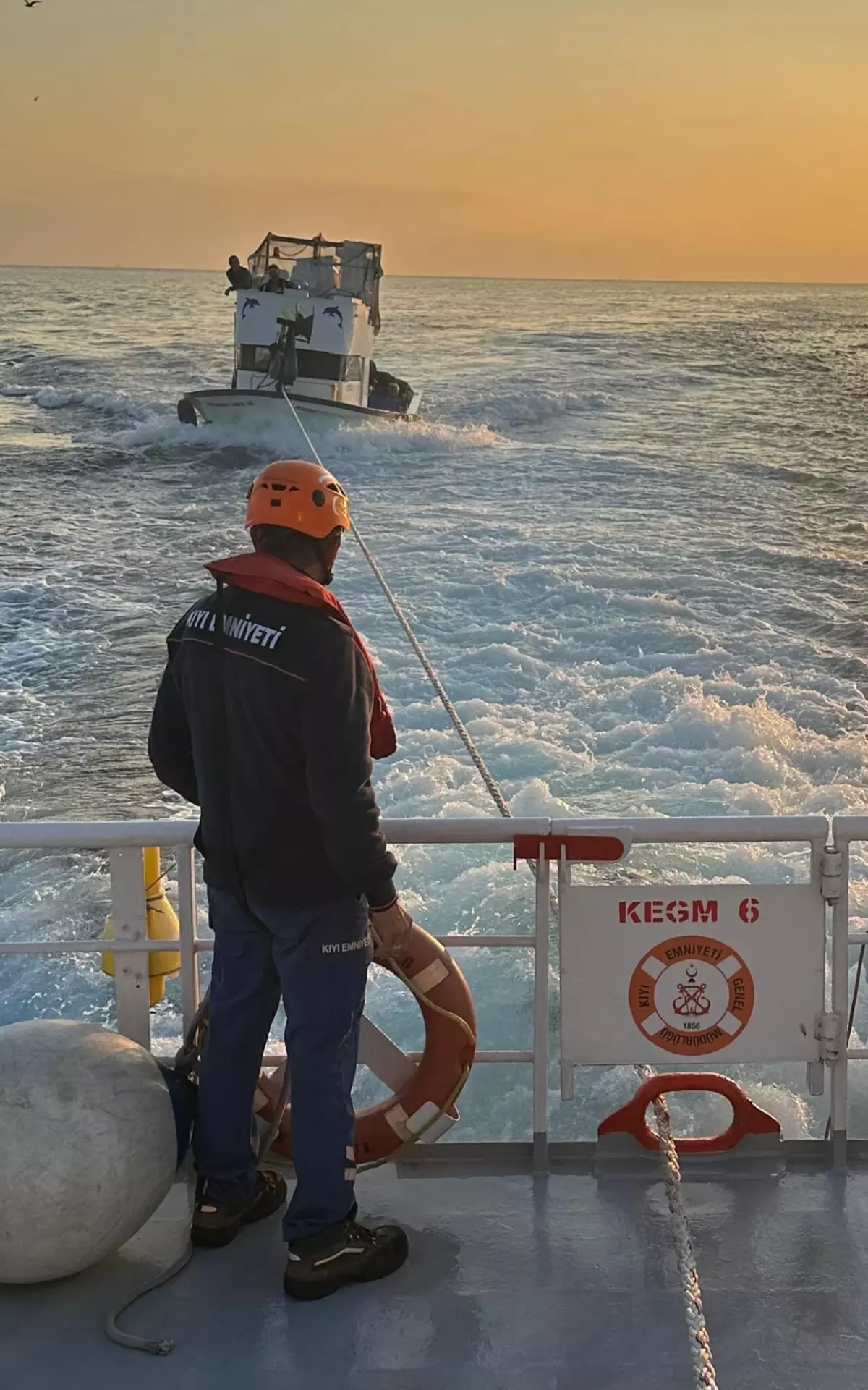 Çanakkale\'de Sürüklenen Tekne Kurtarıldı