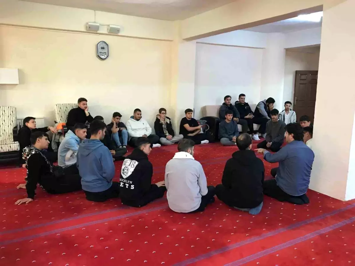 Gediz\'de Üniversite Gençlik Merkezi\'nde Şanlıurfalı Gençlere Misafirperverlik