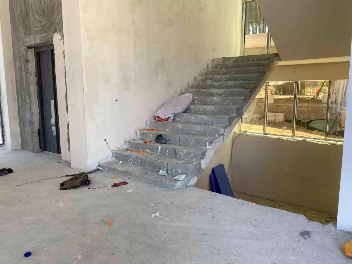 Eskişehir\'de İşçi Merdivenlerden Düştü