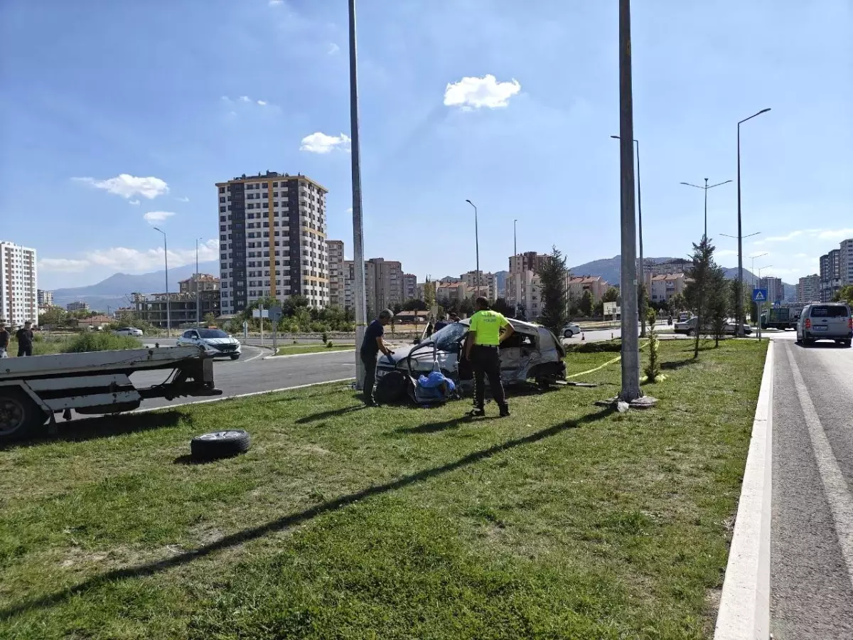 Kayseri\'de Trafik Kazası: 2 Ölü, 2 Yaralı