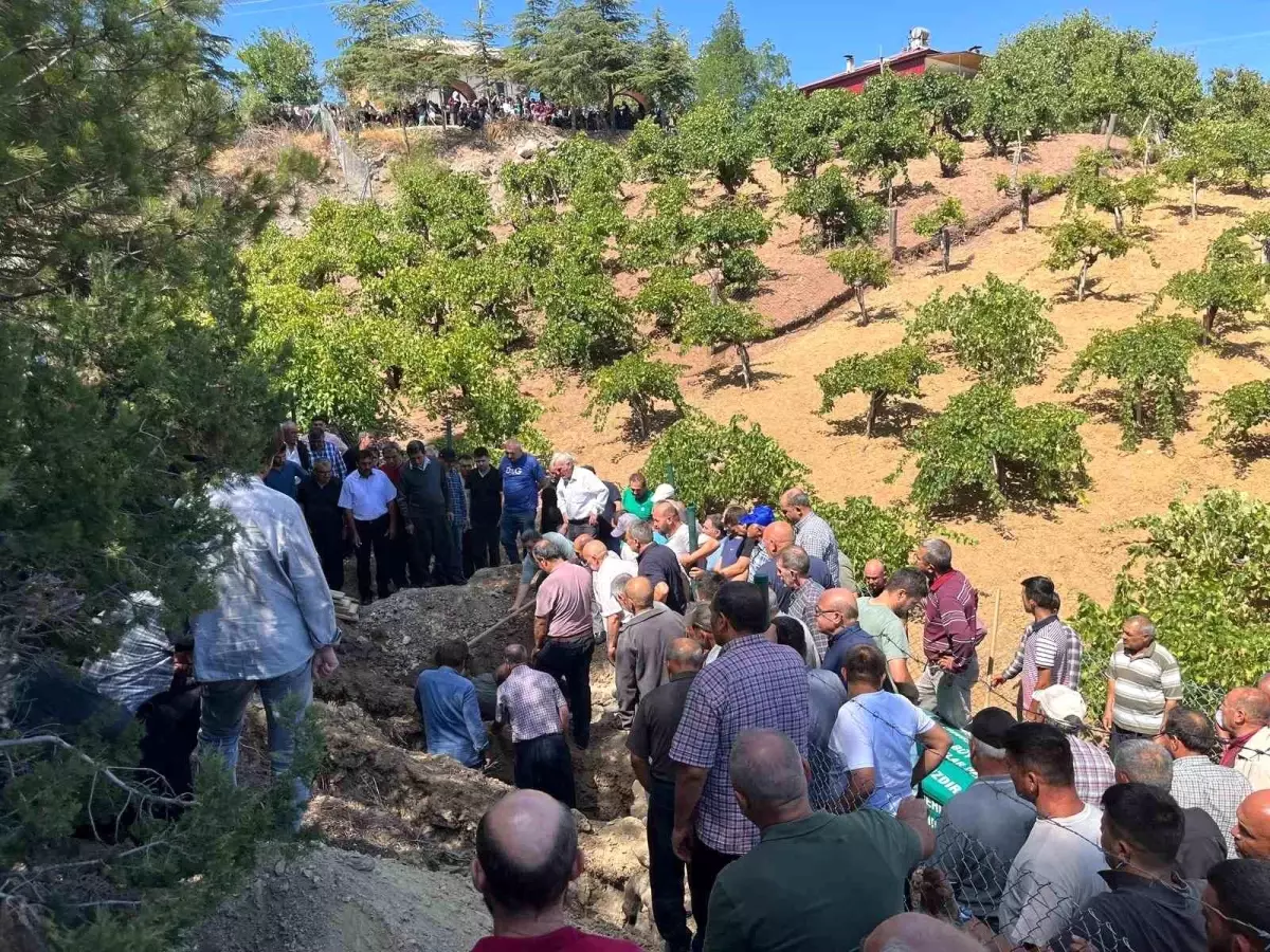 Niğde\'deki trafik kazasında ölen 3 kişinin cenazesi toprağa verildi