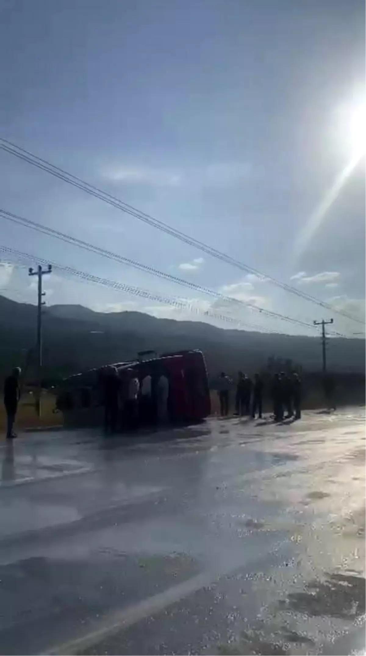 Süt Tankeri Devrildi: 3 Yaralı