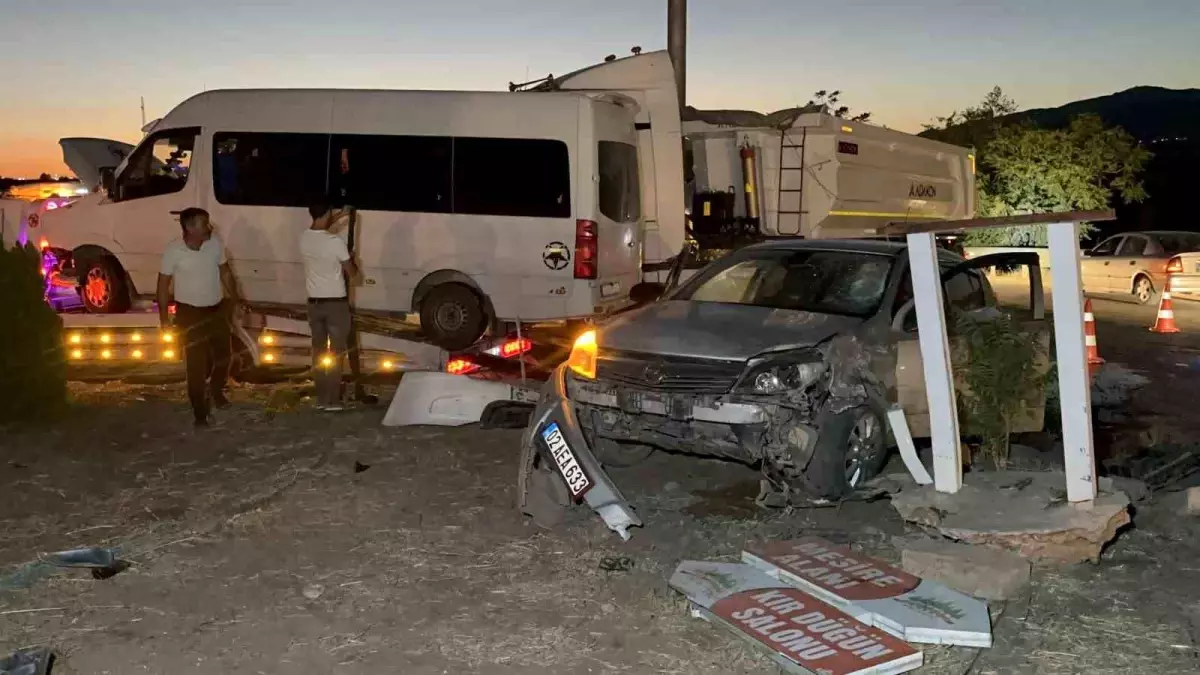 Adıyaman\'da Minibüs-Otomobil Çarpıştı