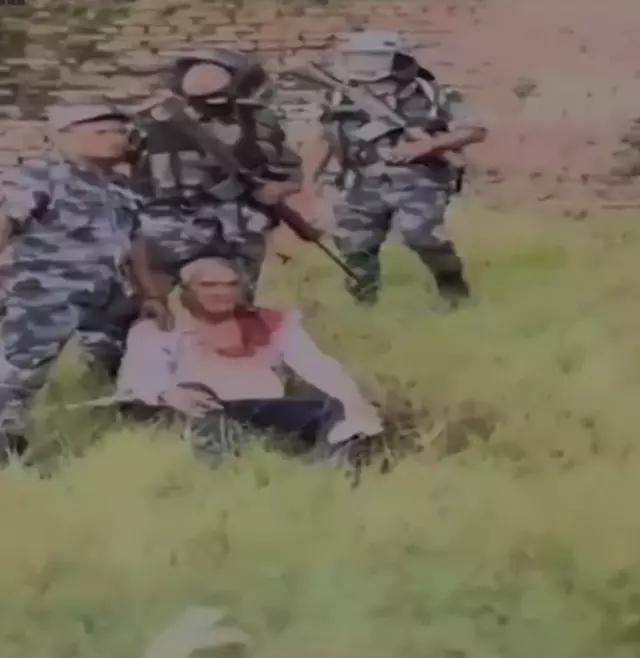 Nepal'de Başbakan ve eşi, öfkeli kalabalık tarafından evlerinden çıkarılıp linç edildi