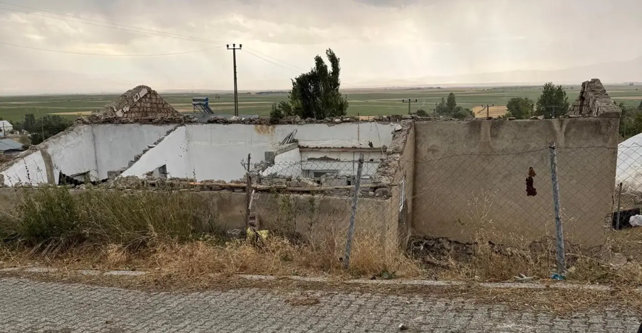 Ağrı\'da Kuvvetli Rüzgar Hasara Yol Açtı