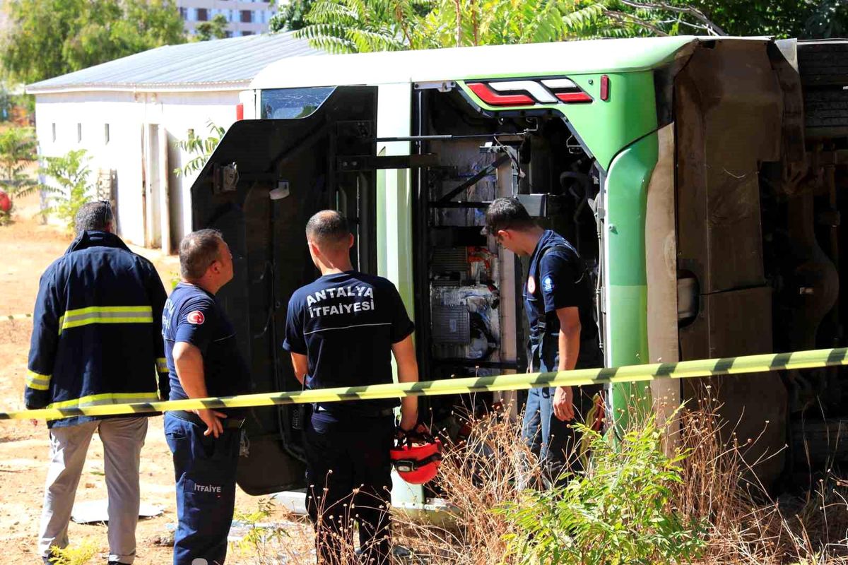 Antalya\'da Ring Otobüsü Devrildi: Sürücü Hayatını Kaybetti