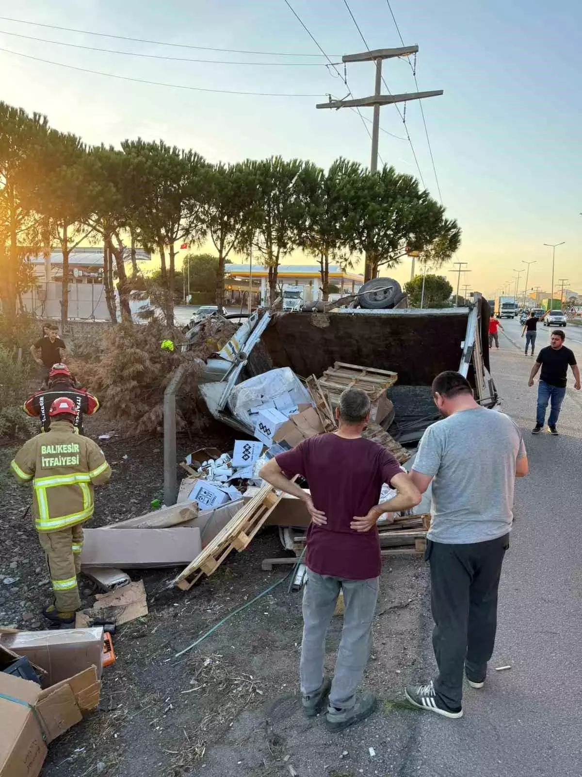 Bandırma\'da Trafik Kazası: Sürücü Araç Altında Sıkıştı