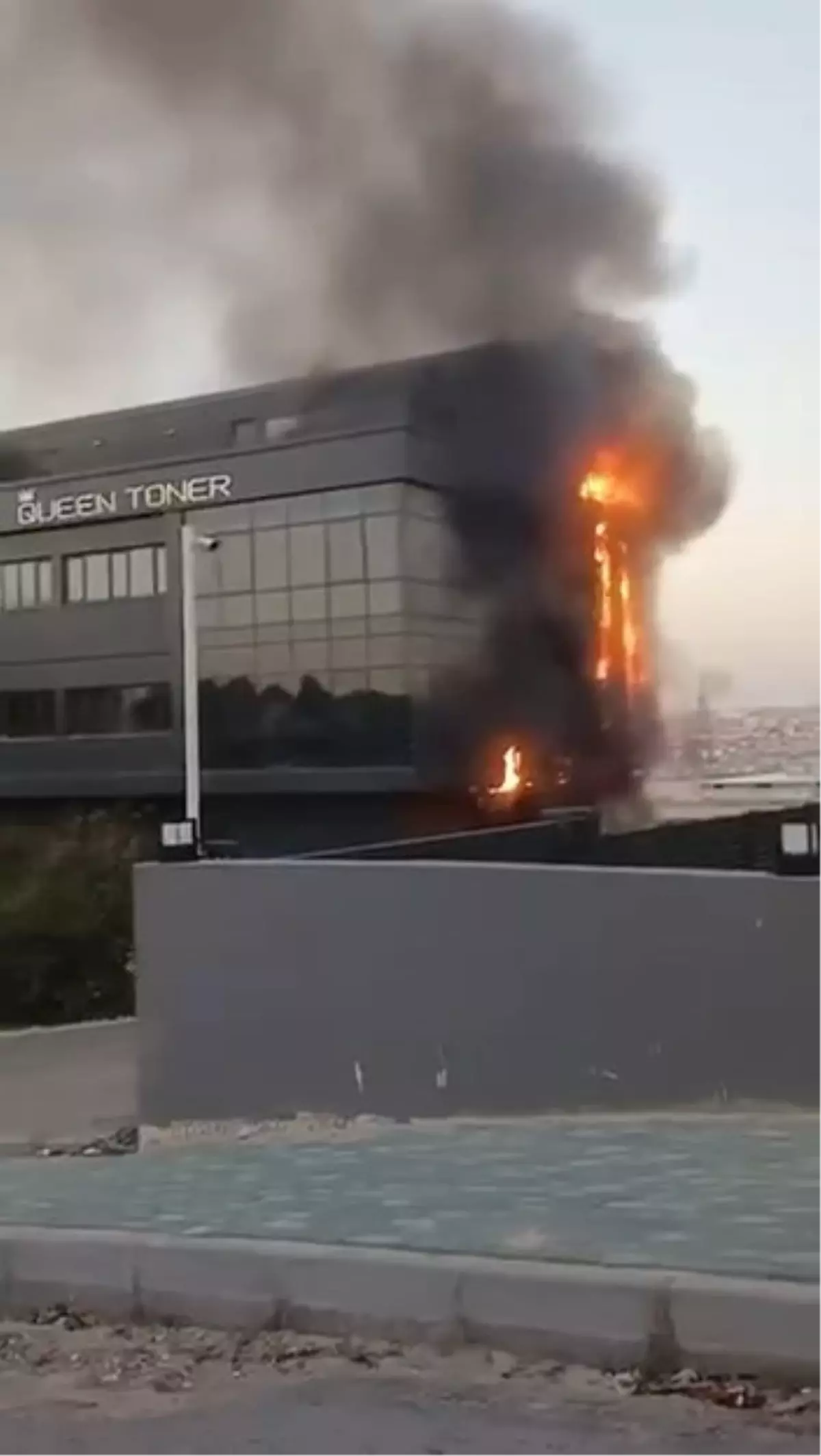 Avcılar\'da Toner Fabrikasında Yangın!