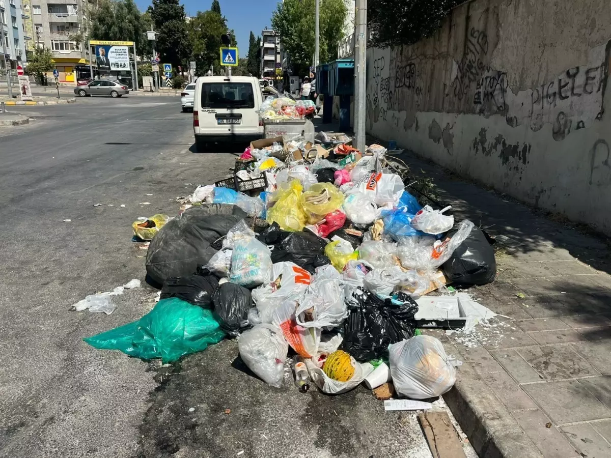 Buca\'da İşçiler Maaş İçin Eylemde