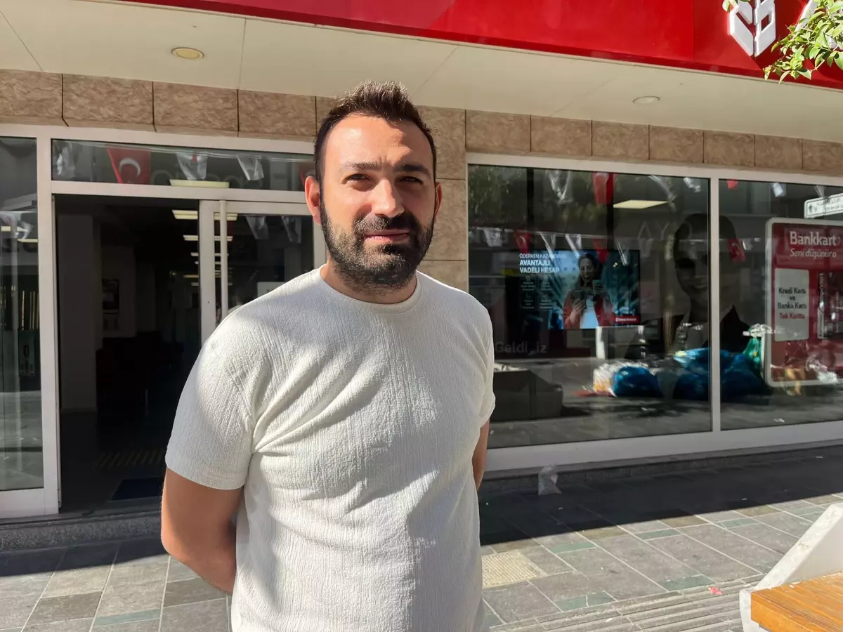 Karşıyaka\'da İşçilerin Grevi Sokakları Çöple Doldurdu