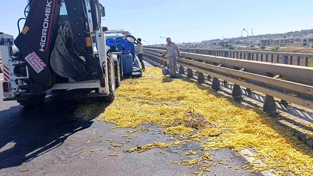 Antalya\'da Kamyonet Kaza Yaptı, Patatesler Yola Saçıldı