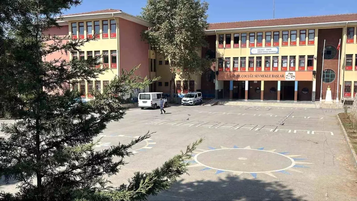 Gebze\'de 5 Öğrenci Gıda Zehirlenmesi Şüphesiyle Hastaneye Kaldırıldı